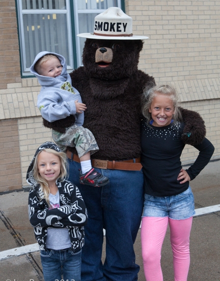 3 kids with Smokey Bear